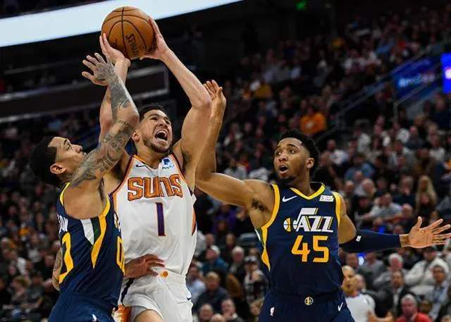  布克40分对飙米切尔，太阳关键战险胜骑士  