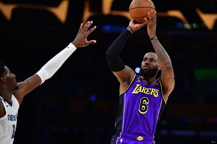  詹姆斯生涯总分超越贾巴尔登顶历史榜首  